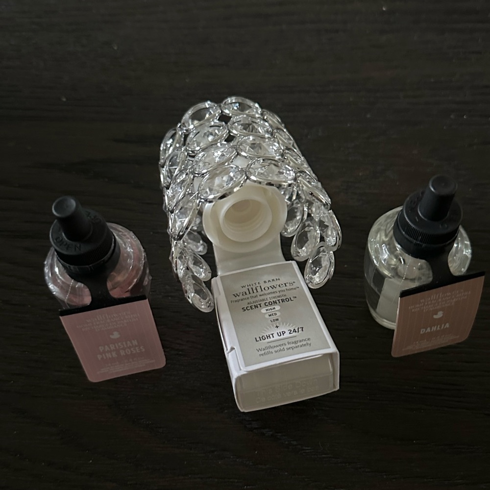 White Barn Wallflowers Scent Control Plug w/two scents NWT